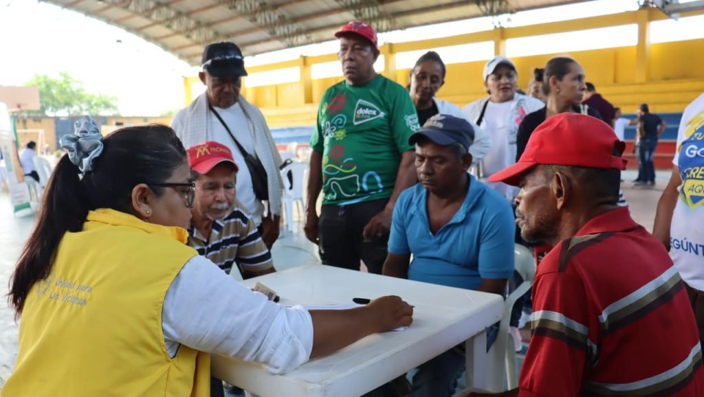 Entrega de cartas de indemnización a víctimas